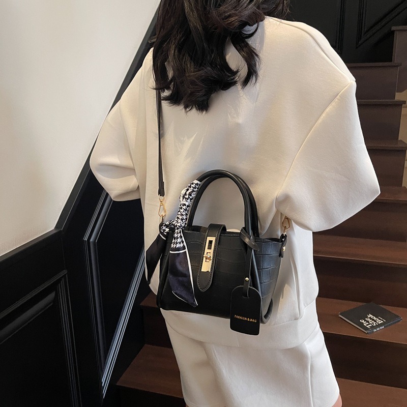 Bolso de lujo con patrón de cocodrilo transfronterizo de comercio exterior para mujer 2025 nuevo bolso de mensajero de todo fósforo de moda bolso de cubo coreano