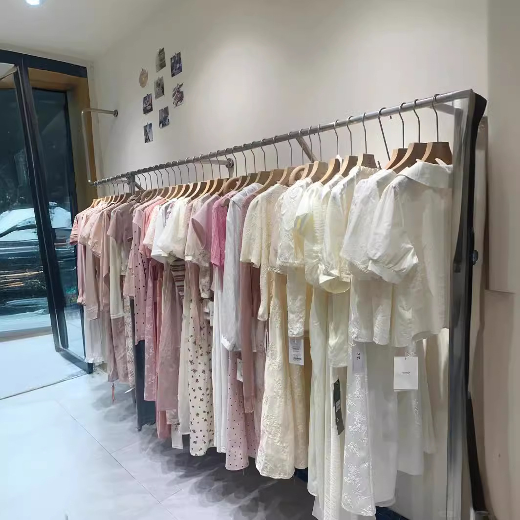 茶歇法式质感V领连衣裙小众设计2024夏季新款堆堆袖白色长裙子女