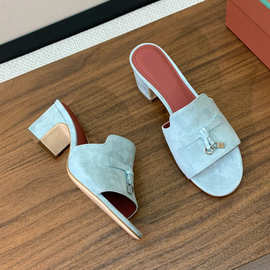 2025秋季时尚新款吊坠中跟气质舒适凉鞋简约露趾复古一字拖鞋女