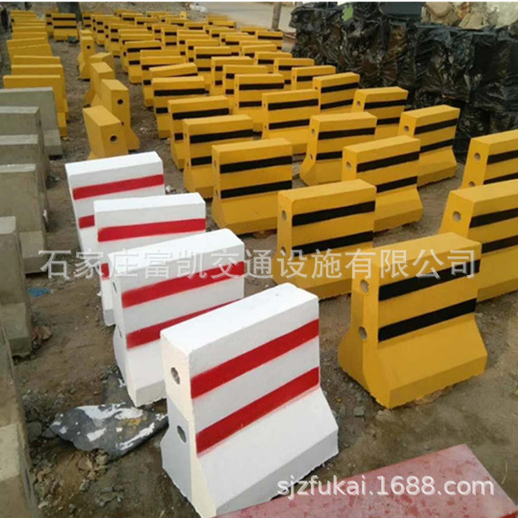 水泥隔离墩 护栏水泥隔离墩 水泥隔离墩护栏 混凝土隔离墩 路障厂