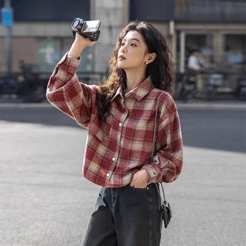 Canton-style crew neck sweater, brushed and loose women's plaid short-length long-sleeved coat, youthful and age-defying.