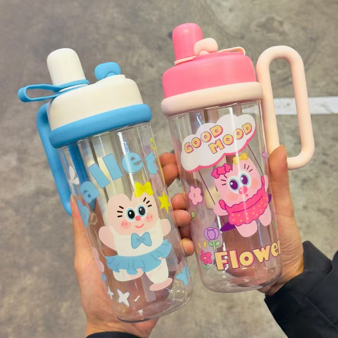 Taza de plástico Yue Shimei 860ML taza de agua de gran capacidad taza de doble bebida con mango taza de paja de dibujos animados taza de agua creativa