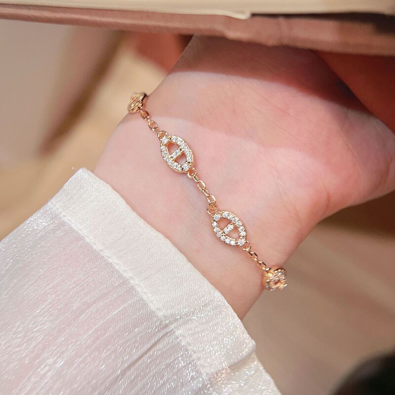 TikTok Hot Item: Exquisitely Crafted Full-Diamond Pig Nose Bracelet for Women, Light Luxury, Sophisticated, High-End, Unique Fashion Bracelet Wholesale TikTok Hot Item: Exquisitely Crafted Full-Diamond Pig Nose Bracelet for Women, Light Luxury, Sophisticated, High-End, Unique Fashion Bracelet Wholesale