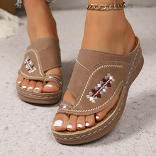 2025跨境外贸新款大码拖鞋复古车线厚底圆头坡跟舒适一字凉拖鞋女