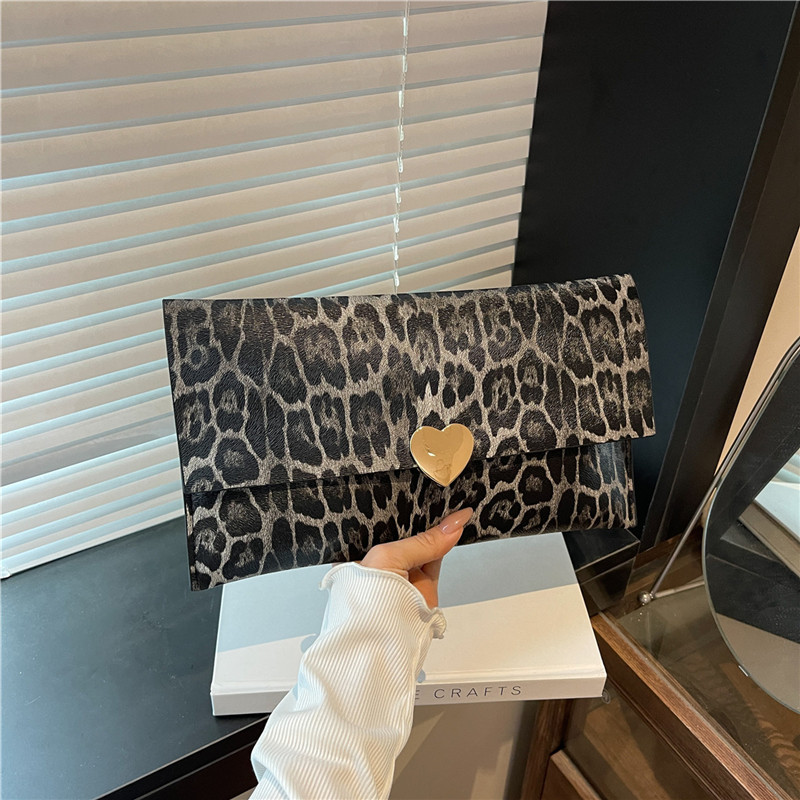 Temperamento bolso de mano con estampado de leopardo 2025 nuevo estilo estilo occidental moda de este año textura simple hermoso bolso cuadrado pequeño simple