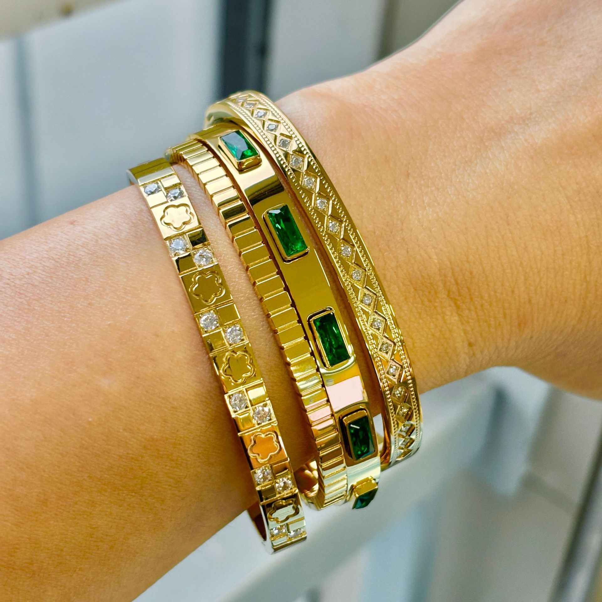 欧美跨境18k电镀钛钢绿锆石大牌菱形棋盘格子设计手镯叠戴手环防