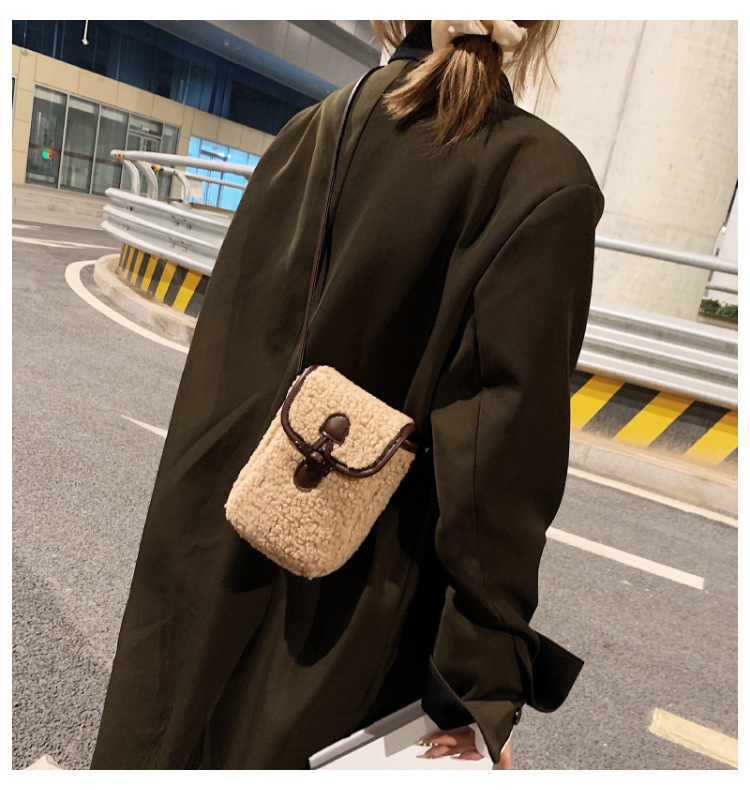 Women's Small Shearling Solid Color Streetwear Square Lock Clasp Shoulder Bag Crossbody Bag display picture 3