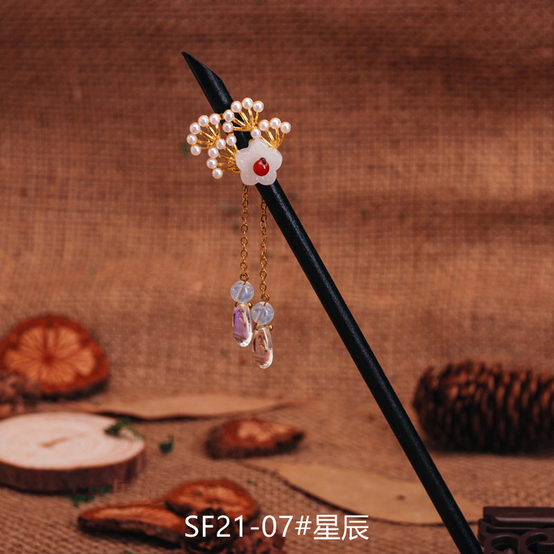 黒檀の木のかんざしのフリンジをまねて、かんざしの子供の古風な頭飾りをします。|undefined