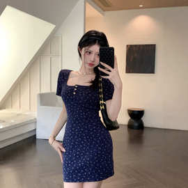 辣妹性感碎花裙夏季女装方领后背镂空设计感短款连衣裙洋气包臀裙