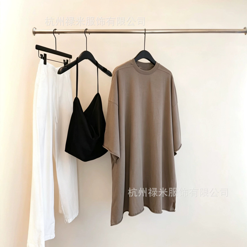Loose-Fitting T-Shirt with a Stylish Design That Accommodates a Relaxed Style, Featuring a Split Back and Dropped Shoulders for a Lightweight Feel, Available for Women, One-Piece Drop Shipping Loose-Fitting T-Shirt with a Stylish Design That Accommodates a Relaxed Style, Featuring a Split Back and Dropped Shoulders for a Lightweight Feel, Available for Women, One-Piece Drop Shipping