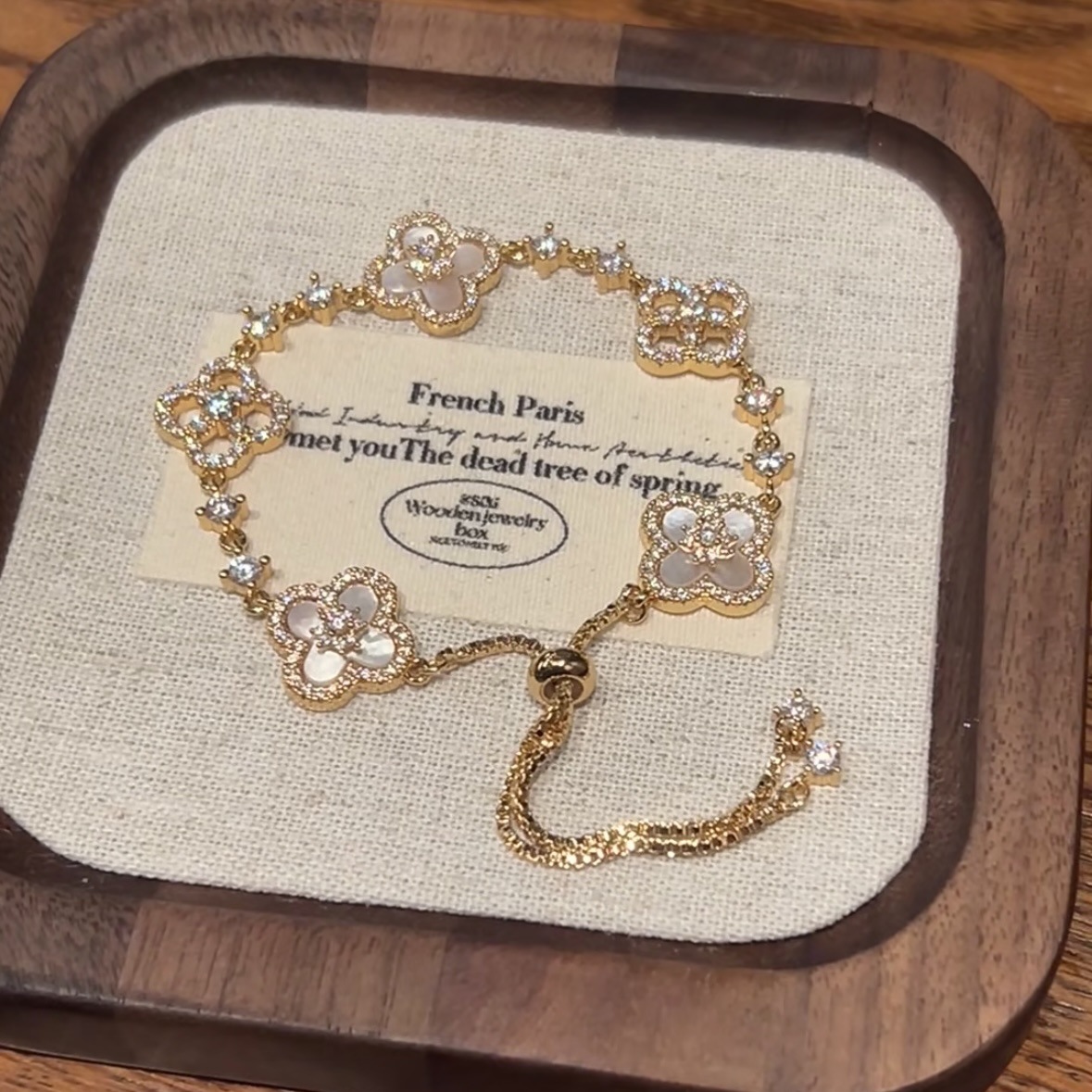 Pulsera de flores huecas en forma de diamante de circón, pulsera ligera de lujo de alta gama, joyería de temperamento de estilo de palacio retro europeo y americano al por mayor