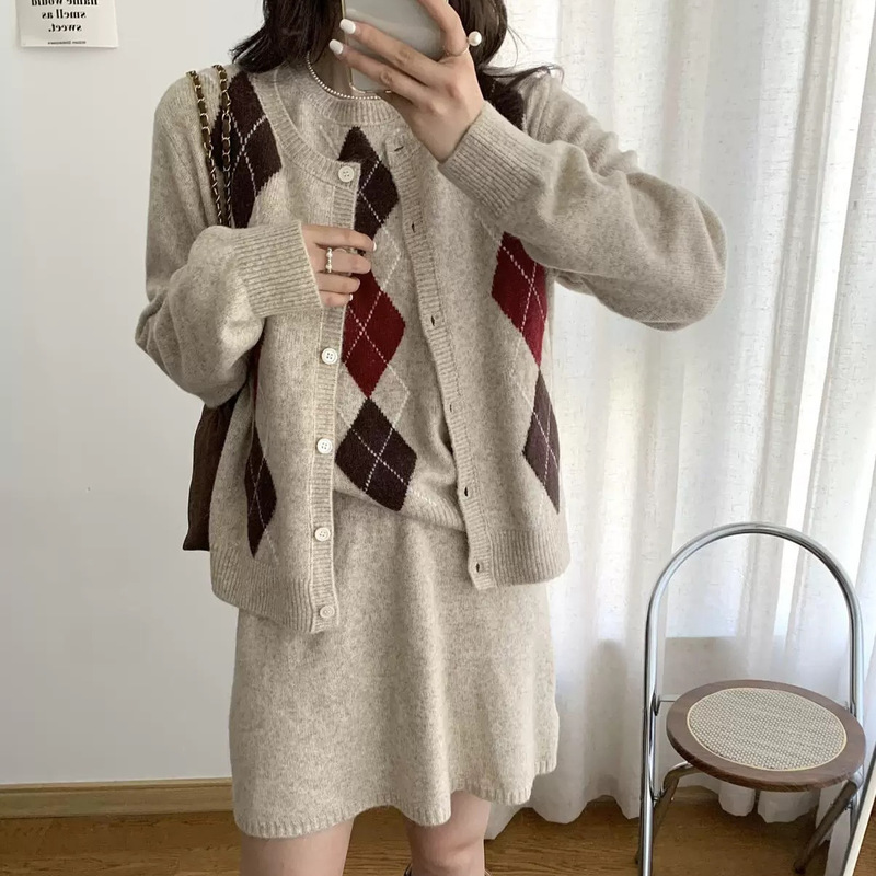 十三行春秋短袖撞色圆领上衣+淑女长袖针织开衫+松紧腰短裙三件套|undefined
