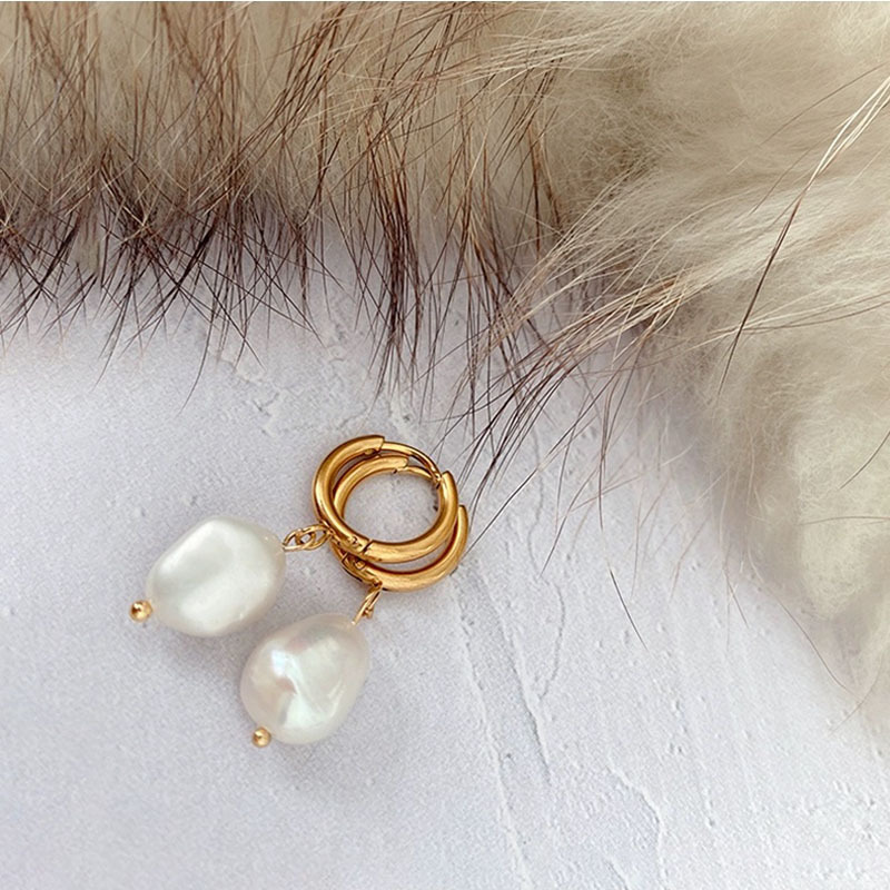 Универсальные короткие серьги из нержавеющей стали из жемчуга, французский стиль, простой и элегантный дизайн, легкий роскошный стиль