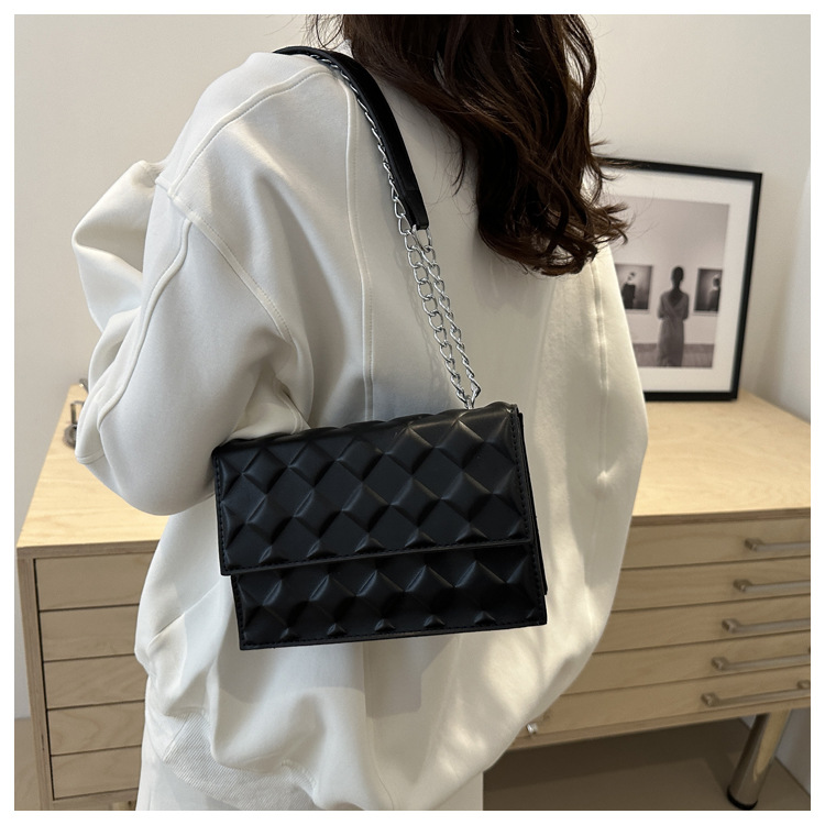 The 2024 autumn new embossed diamond-shaped single-shoulder crossbody bag with a chain design is a niche, fashionable, simple and retro small square bag undefined