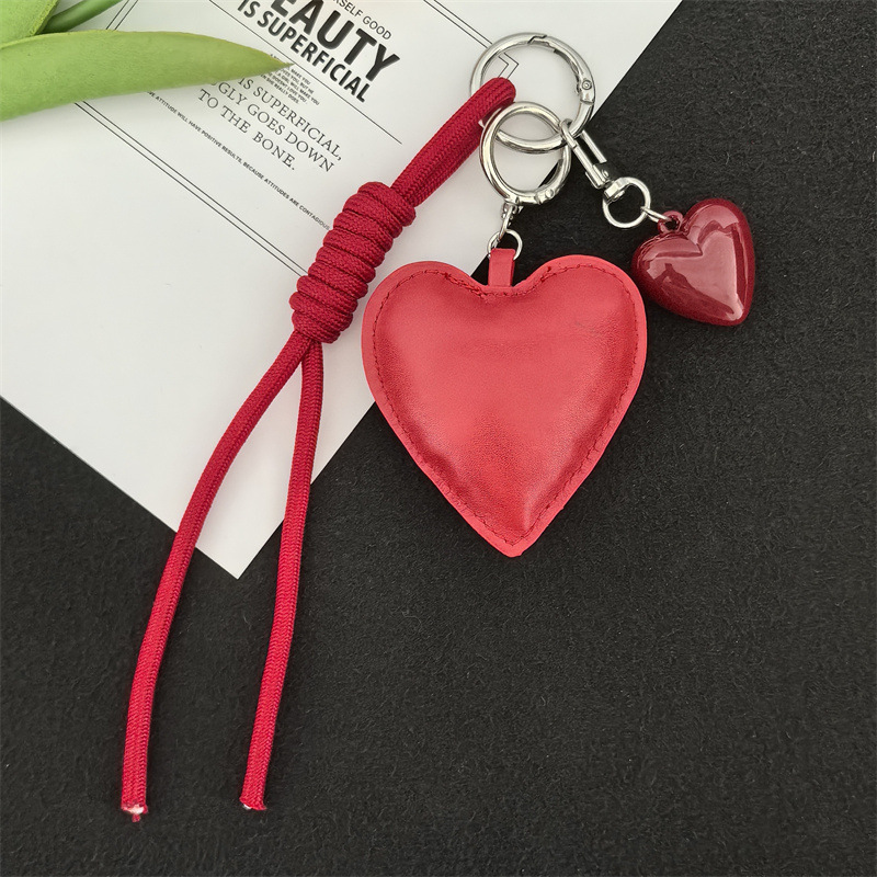 Llavero de cuero estilo MIU con colgante de estrella de fresa, accesorio de alta gama para llaves de coche.