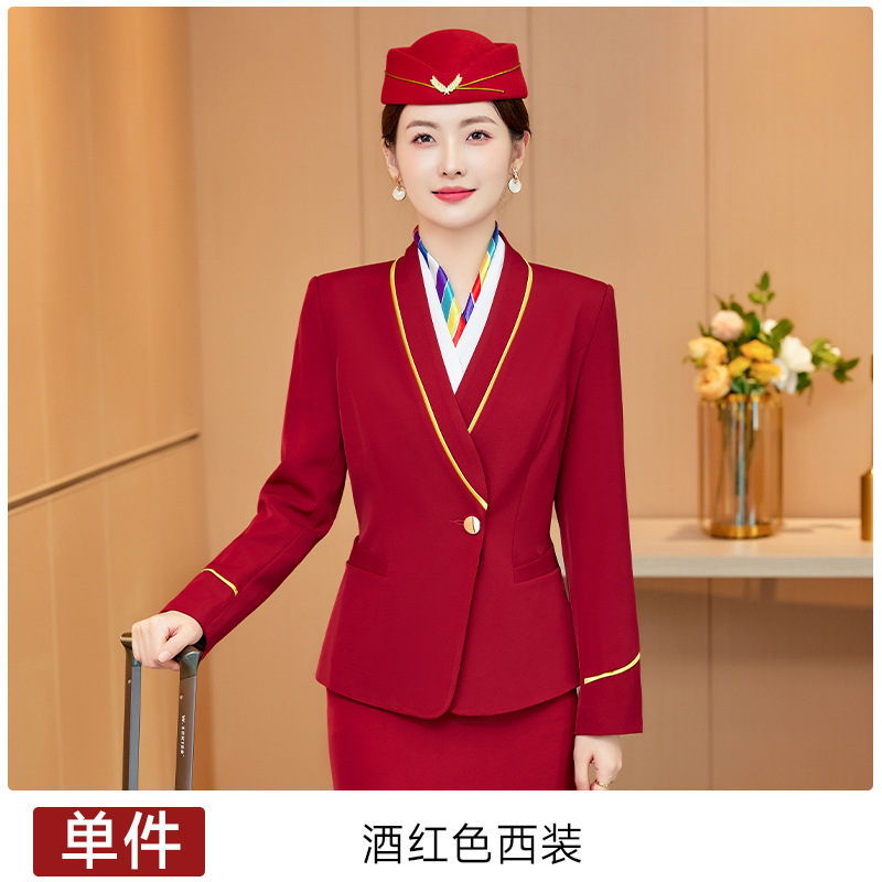 Женский костюм цвета красного вина