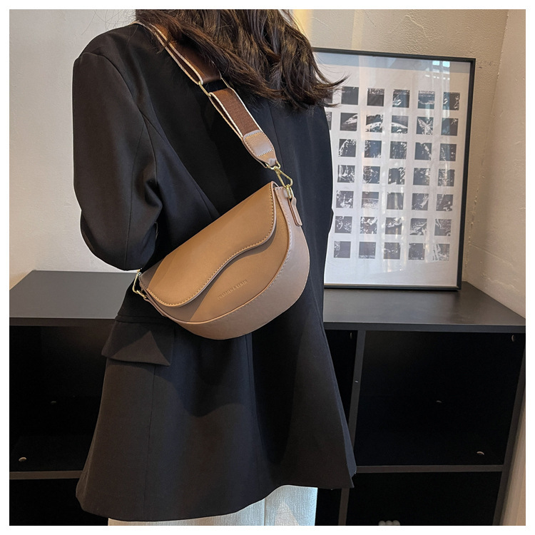 Damen 2024 Neue Mode Vielseitige Kleine Quadratische Hochwertige Internet Celebrity Live Broadcast Unterarm Satteltasche_voghion.com