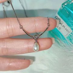 バロック真珠のネックレス女性の高級デザイン感があります。