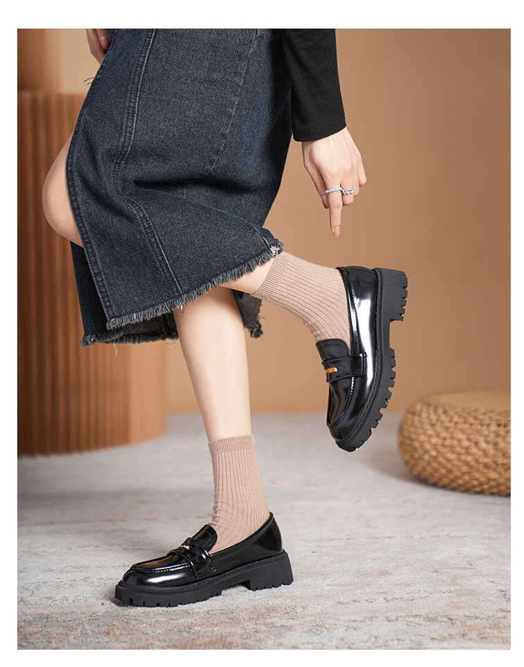Giày lười nữ da bóng đế dày gót vuông 3–5 cm thêu họa tiết hoa văn và đồng xu nhỏ thủ công — Màu đen chi tiết 19