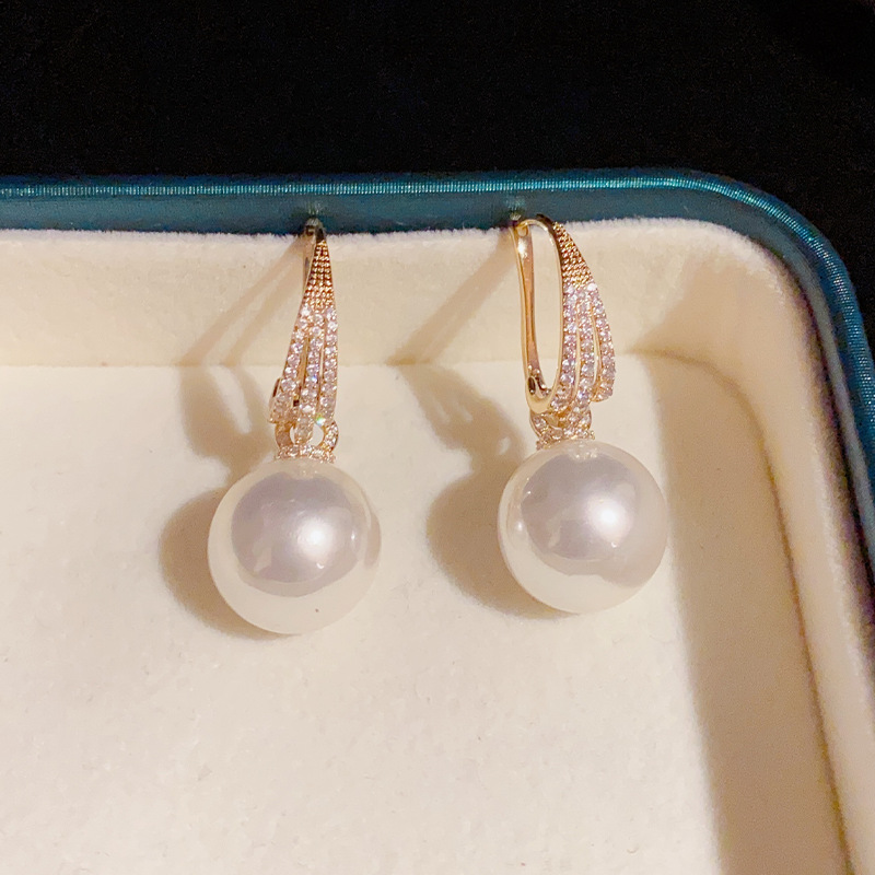 Pendientes de perlas de estilo coreano 2023 nuevo diseño de nicho de dos piezas de moda Super Flash pendientes populares online