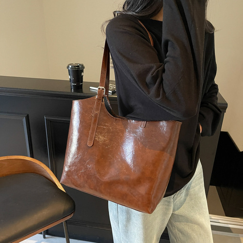 Women's 2024 New Retro Fashion Large Capacity Tote Bag for Autumn/Winter Commute, Single-Shoulder Bag with Quality and Style, Crossbody Bag