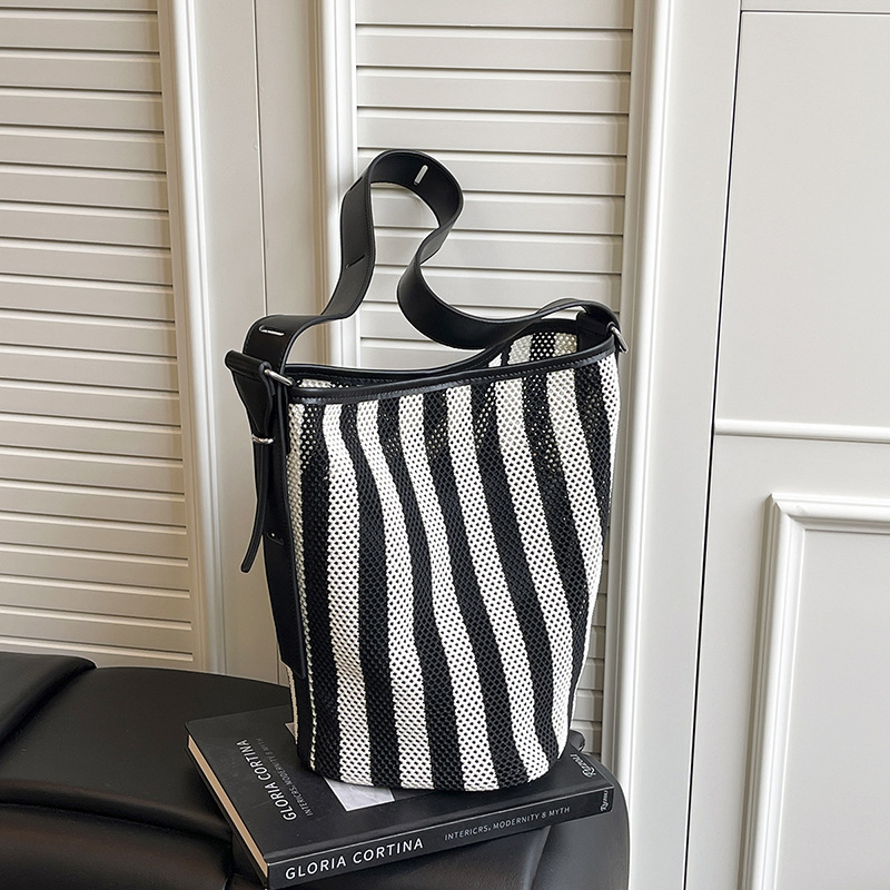 Bolso de cubo popular de este año 2025 nuevo bolso de niño y mujer bolso de color de contraste a rayas bolso de hombro de malla de gran capacidad