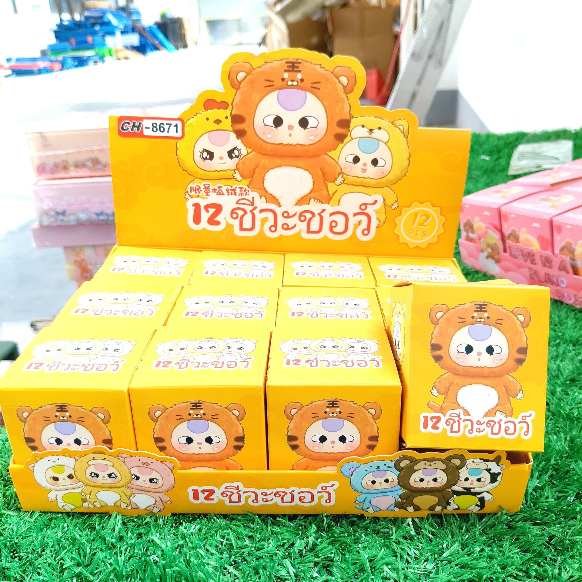 Caja ciega flocada de dibujos animados de tela rabu, lindo y lindo grano de alto valor, mini muñeca, modelo de decoración de escritorio, regalo