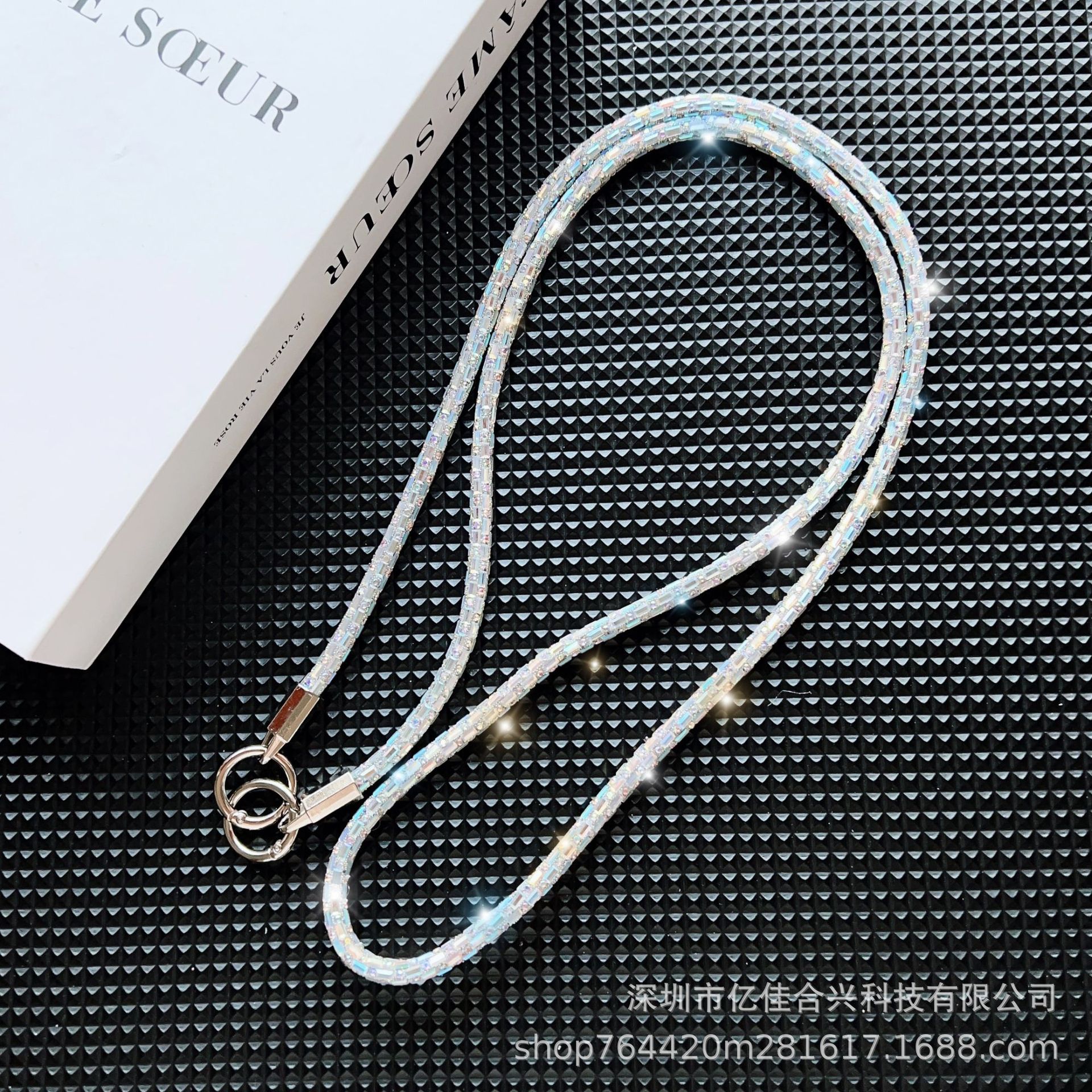 El cristal cuadrado se puede colgar en la parte posterior del cordón del teléfono móvil, la cadena de mensajero del teléfono móvil de moda para mujer, la cadena roja de la red anti-pérdida