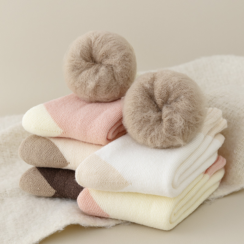 Fleece-Lined Women's Socks for Autumn and Winter, Thickened and Warm Mid-Calf Socks for Home Sleep, Color-Blocked Long Socks to Pair with Snow Boots
