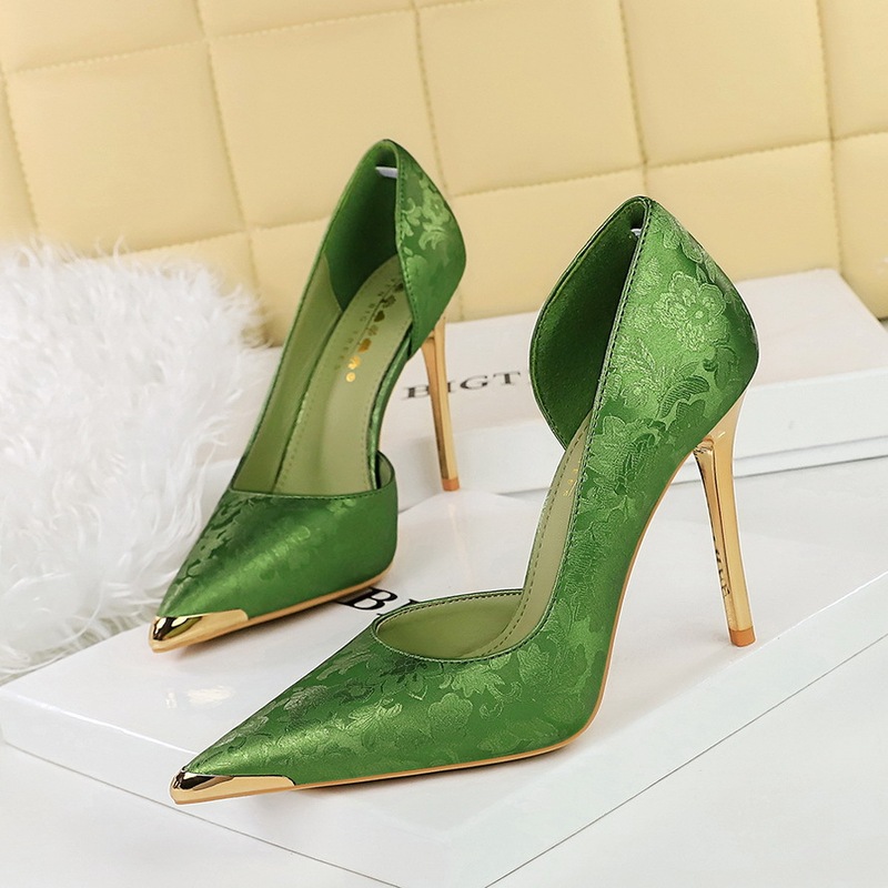 8626-1 European and American Style Banquet National Style Women's Shoes High Heels Stiletto Shallow Mouth Side Cut Out Silks and Satins Metal Pointed Toe Shoes