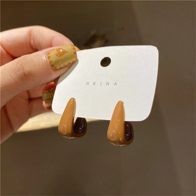 Retro French geometric ear jewelry gentle Hong Kong style milk tea color s925 silver needle temperament Joker autumn and winter earrings wholesale