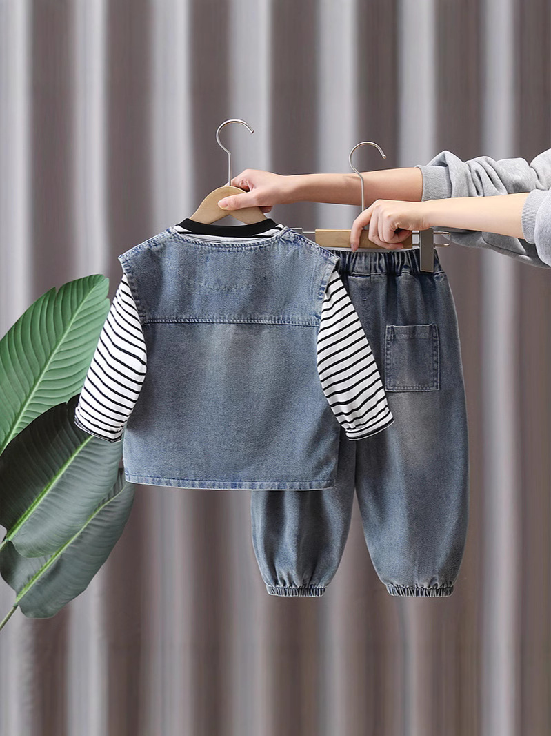 7098 traje de primavera para niños 2025 nueva camisa de fondo para niños guapos estilo de primavera y otoño traje de mezclilla coreana de tres piezas primavera
