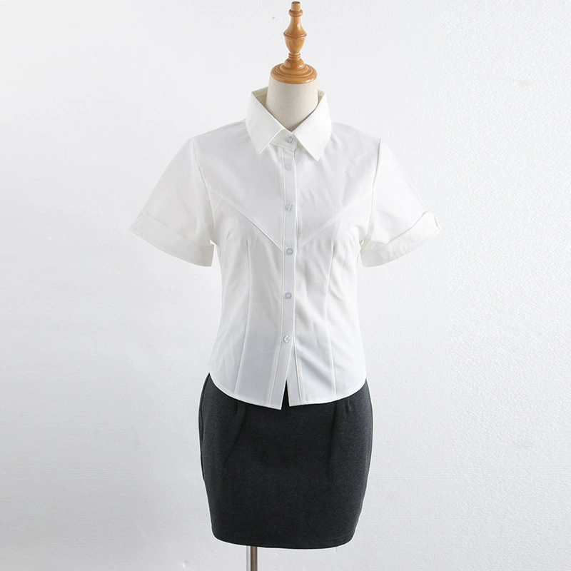 Горячая девушка, которая хочет униформу JK, чтобы убрать рубашку с талией