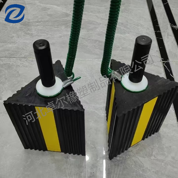 飞机轮挡车辆止退器带把手橡胶轮挡200*180*160厂家直销三角橡胶