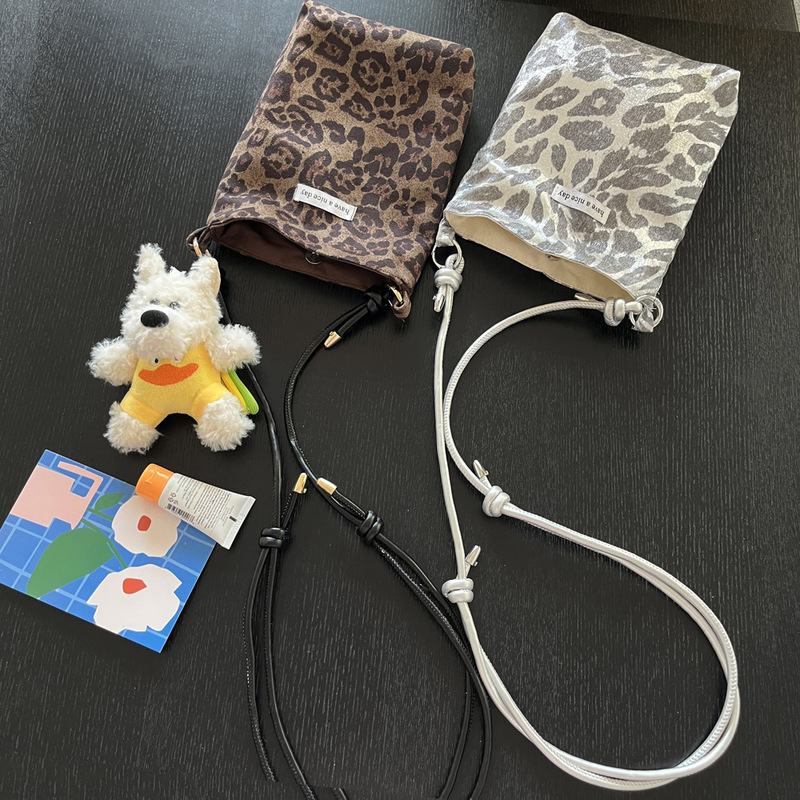 Trendy Niche Design Leopard Print Phone Bag Versatile Women's Canvas Bag Adjustable Strap Mini Crossbody Bag for Walking