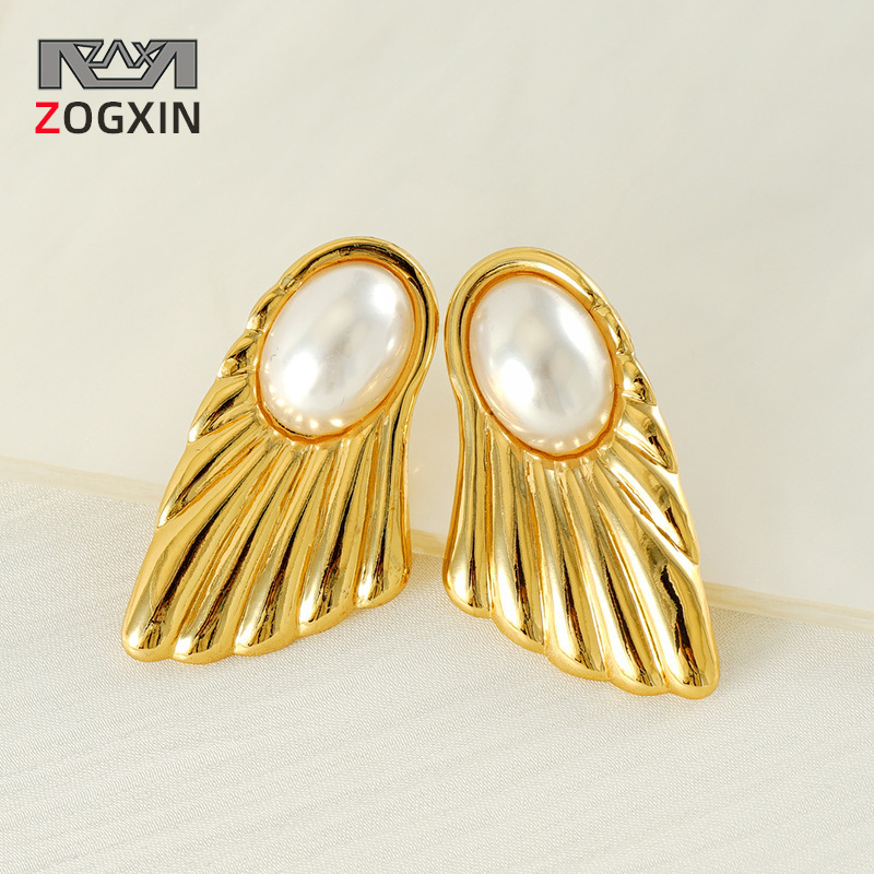 Pendientes de perlas en forma de abanico de acero de titanio europeo y americano Pendientes de acero inoxidable de 18K para mujer Pendientes de moda de nicho de lujo ligero
