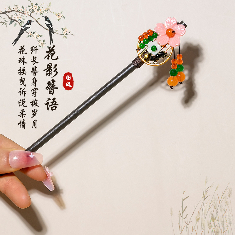 古風のフリンジのかんざしのステップは木のかんざしの子供を揺り動かします。|undefined