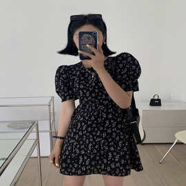 夏季女装连衣裙女泡泡袖碎花小黑裙2025早秋港味洋气露腰显瘦短裙