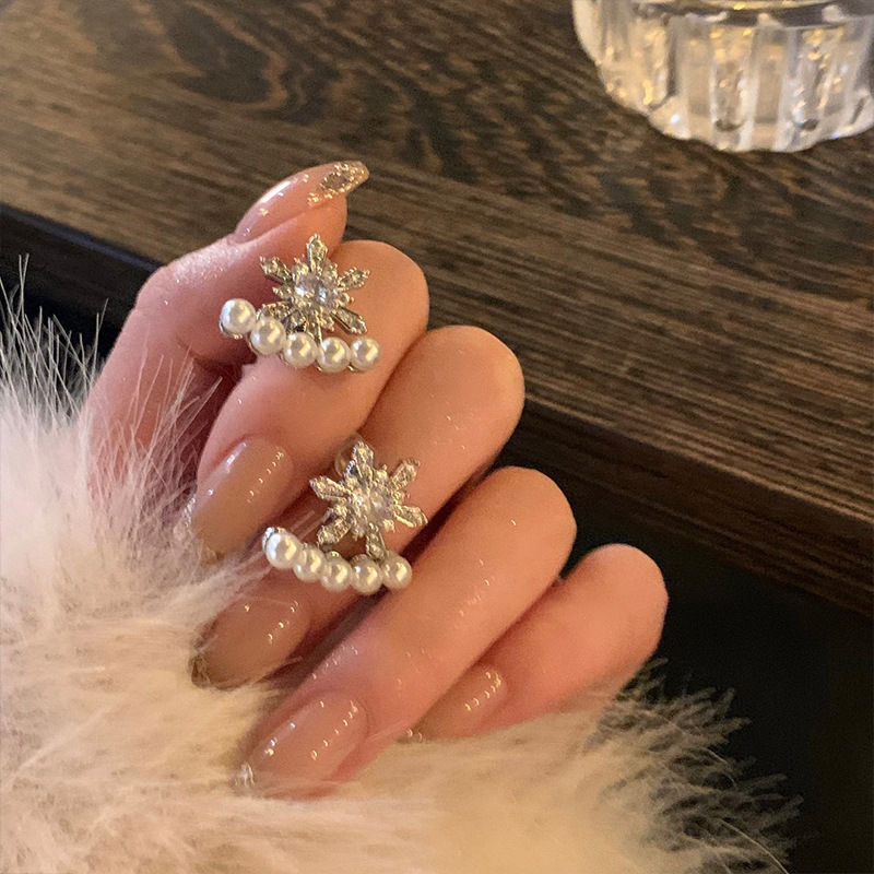 Pendientes de perlas artificiales de mariposa de aguja de plata Pendientes de todo fósforo de nicho retro femenino Pendientes de temperamento de moda Lujo ligero de alta gama