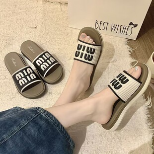 �¿���ЬŮ�ļ�����r��С���Lɳ��һ���ϾW�t�ٴ��҃ȷ�������Ь