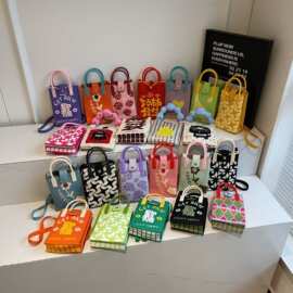 可爱小巧针织斜挎小方包便携通勤新款卡通百搭小众迷你手机包设计