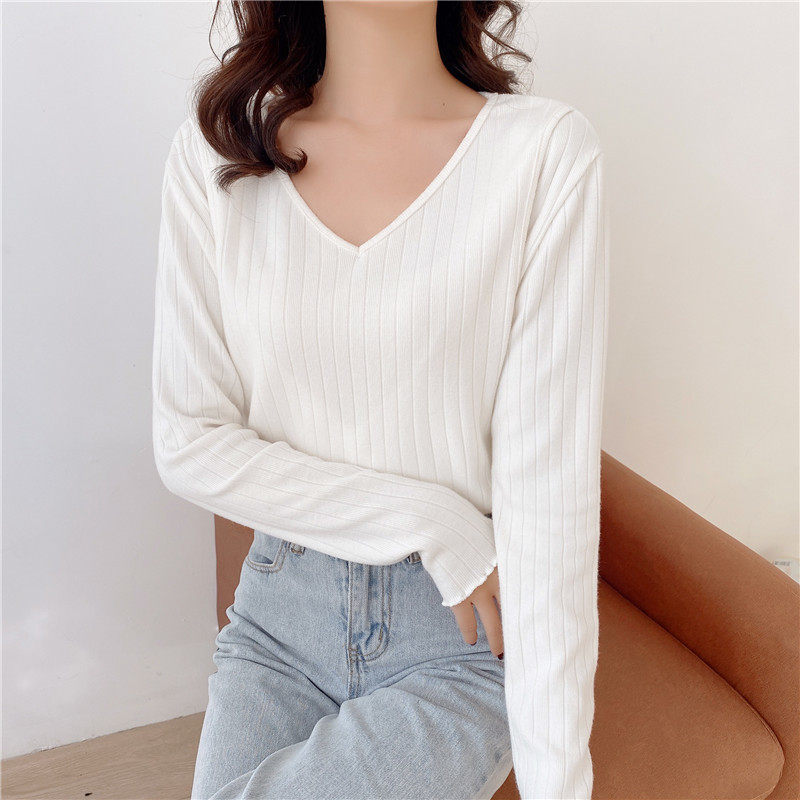 授乳用の底のシャツの産後の乳の服の中でvネックの上着を掛けます。|undefined