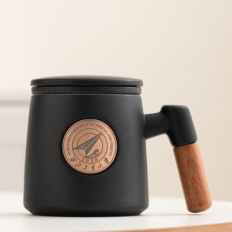Taza de cerámica famosa escuela taza de filtro taza de marca taza de metal bronce relieve impresión LOGO taza de agua taza con tapa caja de regalo