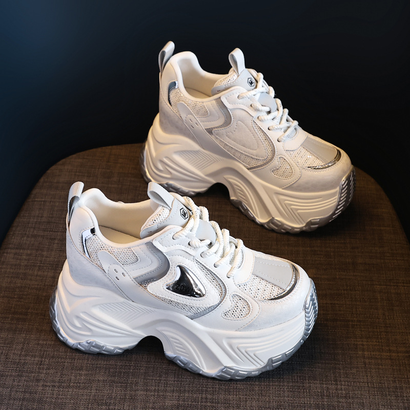 Giày sneaker nữ đế dày độn cao bên trong dáng nhỏ — Màu be