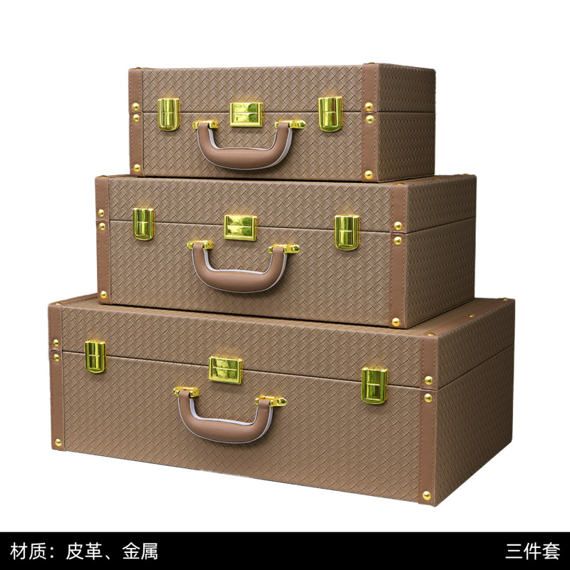 高級収納ボックス、スーツケース、レザースーツケース、メタルコーナー、クローク、モデルルーム、整理収納ボックス、家具|undefined