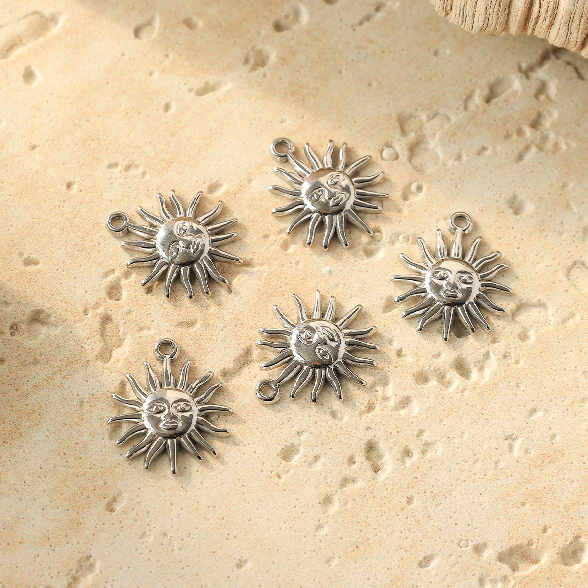 1 Piece Quantity 304 Stainless Steel Material 1 Piece 16 * 18 Mm 304 Stainless Steel Sun Pendant