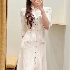 M家2025フランスの大衆春夏の新型女装は痩せて優雅な風の純色の長いニットワンピースを見せます。