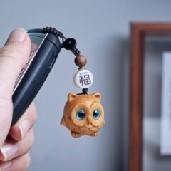 崖柏木彫りフクロウネット赤かわいいアニメ木製車キーホルダー女子高颜値男性高級