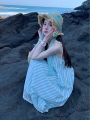海辺の休暇のストライプのストラップのワンピースの子供2025夏の新型のフランスの気質のゆったりしている小さいスカート