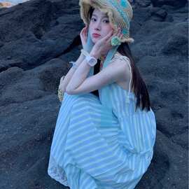 海边度假条纹吊带连衣裙子女2025夏季新款法式气质宽松小个子长裙